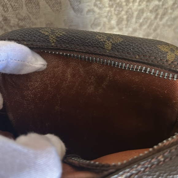 Louis Vuitton Monogram Canvas Crossbody needs repair - Picture 15 of 17